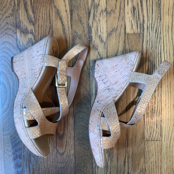 Golden colored platforms - Picture 5 of 8